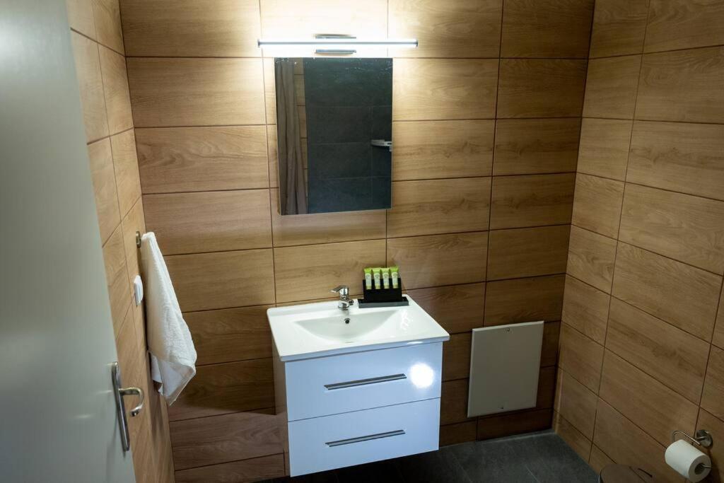 Anesis Airport Rooms 306 Коропион Екстериор снимка